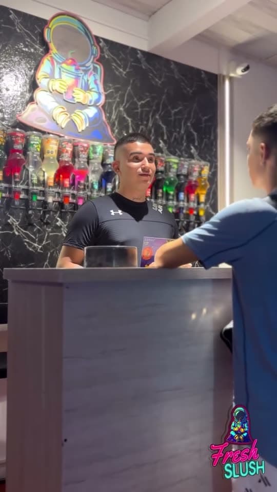 Sketch grabado en local de bebidas